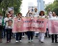 En el marco del Día de la Madre, colectivos de búsqueda marchan sobre Paseo de la Reforma por las madres asesinadas y los desaparecidos, exigiendo justicia con flores, mantas y consignas. SUN /Y. Osnaya.