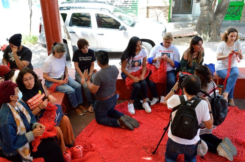 Colectiva Hilos —grupo interdisciplinario de mujeres— busca crear un espacio de diálogo y unión en la sociedad a través de hilos rojos tejidos. ESPECIAL/ K. Ortega 