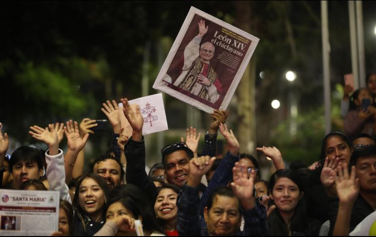Personas asisten a una misa de acción de gracias este sábado en la plaza central de Chiclayo (Perú). EFE/Paolo Aguilar