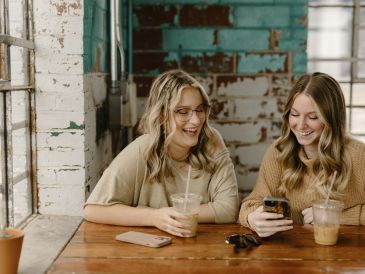 Cómo sostener amistades cuando la adultez nos dejó sin tiempo. UNSPLASH.COM