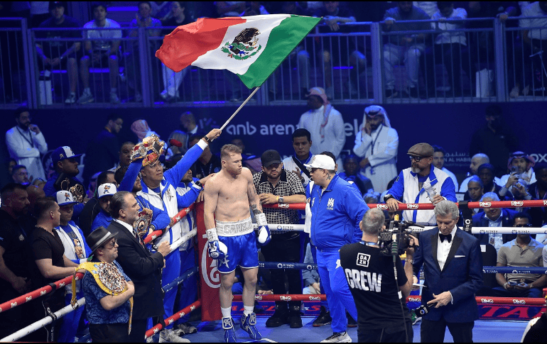 Al derrotar a Scull, el “Canelo” incrementó su récord a 64 victorias, que le han valido los títulos de las cuatro grandes federaciones. EFE/EPA/STR