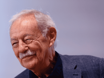 El escritor Eduardo Mendoza recibe el Premio Princesa de Asturias de las Letras 2025. EFE / Quique García