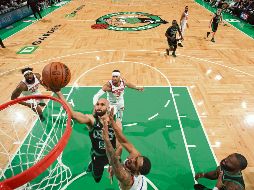 Derrick White (#9) aportó 34 puntos en la victoria. AFP/N. Butler