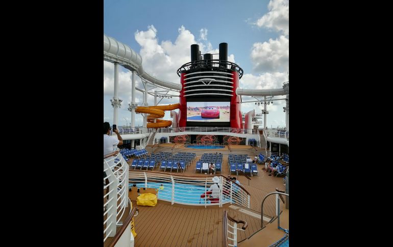 Área de albercas en el Disney Treasure. ESPECIAL/X. MARTÍNEZ.