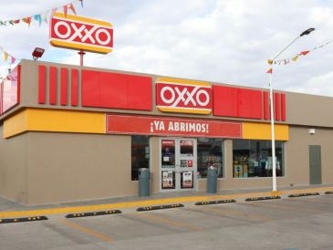 En dado caso de que te quede retirado algún cajero de tu casa, también puedes hacer retiros en supermercados como Walmart, Bodega Aurrera, Chedraui, Soriana, etcétera. X/ @Tiendas_OXXO