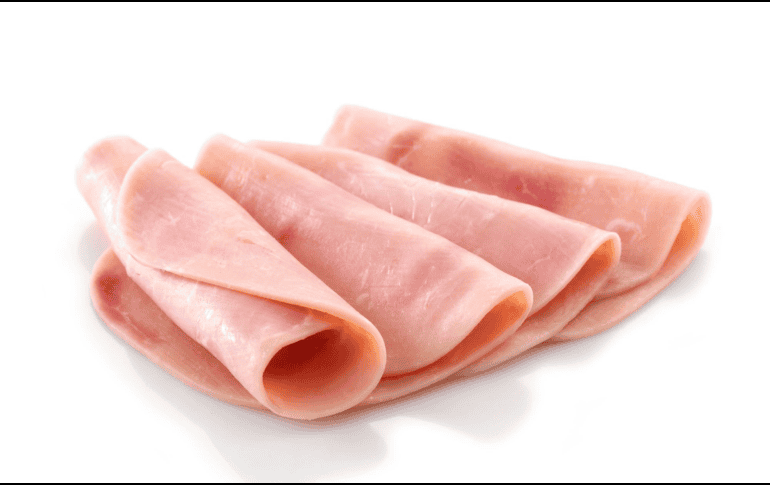 Aunque pueda parecer una solución práctica, lavar el jamón cuando está “baboso” no es recomendable ni seguro. CANVA