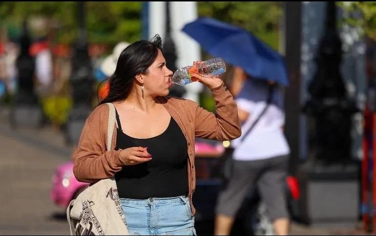 Para evitar un golpe de calor debes hidratarte constantemente, aunque no tengas sed. EL INFORMADOR / ARCHIVO