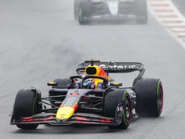 Desde que se apagaron las luces rojas y comenzó la carrera, el piloto de Red Bull apretó los dientes. EFE / ARCHIVO