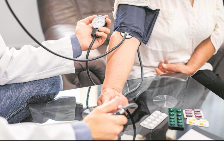 Para evitar esta enfermedad, la OMS sugiere realizar ejercicios básicos, como caminar o nadar. ESPECIAL