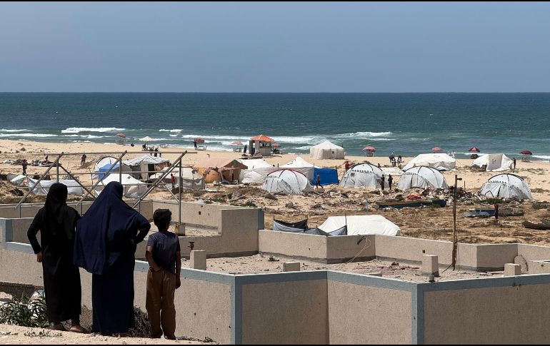 Vista de algunas tiendas improvisadas en la playa en el puerto en la Ciudad de Gaza, donde miles de personas desplazadas por los ataques israelíes han encontrado refugio. EFE/A. Awad