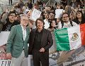 Christopher McQuarrie posa junto a Tom Cruise durante la alfombra roja del estreno en México. EL UNIVERSAL