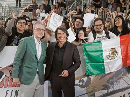 Christopher McQuarrie posa junto a Tom Cruise durante la alfombra roja del estreno en México. EL UNIVERSAL