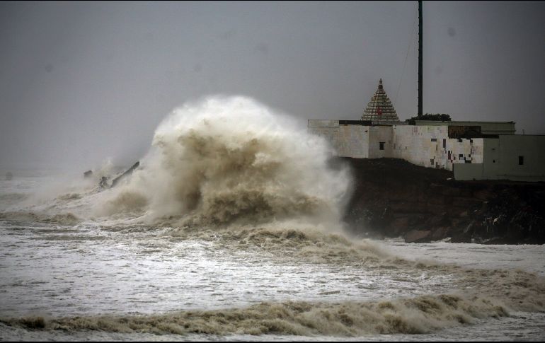 Fotografía donde se aprecian las fuertes olas en el mar arábigo ante la pronta llegada del ciclón 