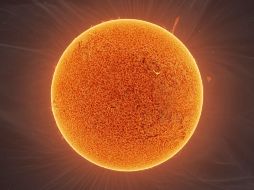 Las llamaradas solares están compuestas de pedazos de átomos rotos que viajan a velocidades increíbles a través del espacio. CANVA/ ESPECIAL