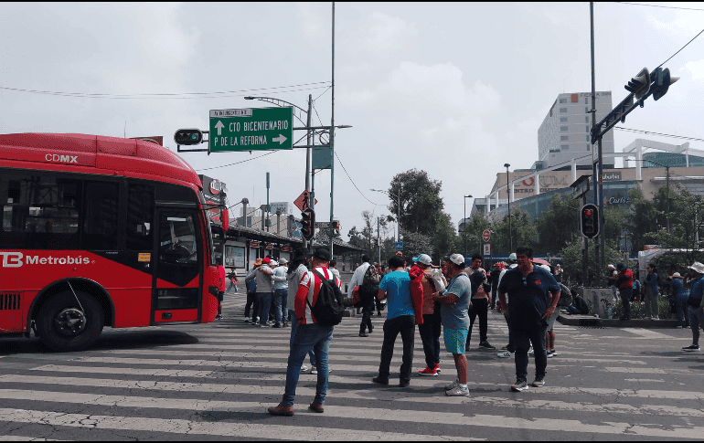 Maestros de la CNTE bloquean Insurgentes, esquina con Eje 1 Norte, frente al Tren Suburbano; también impiden el paso del Metrobús. SUN / E. Lastra