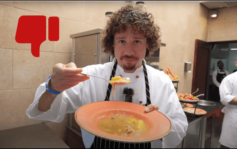 Le hicieron ver que su videoclip en la plataforma fue desde una perspectiva llena de privilegio, ya que el tipo de comida que degustó no se encuentra al alcance de la mayoría de los cubanos. Youtube/ Luisito Comunica