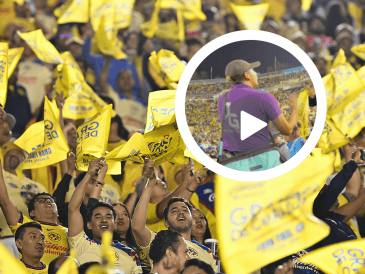 Un vendedor de hot dogs se unió al coro de los fanáticos cantando 