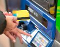 Al acudir a un cajero automático que no pertenece a tu banco para retirar dinero, es importante conocer las comisiones que maneja cada uno. UNSPLASH/ G. Gagliardi