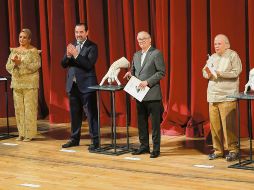 Lorenza Dipp, Marcelo Garciarce Muñiz, Enrique Ibarra Pedroza e Ismael Vargas posan desde el escenario del Degollado.  EL INFORMADOR/H. Figueroa
