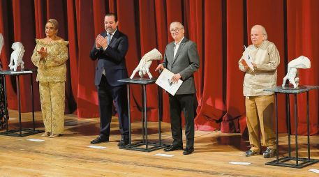 Lorenza Dipp, Marcelo Garciarce Muñiz, Enrique Ibarra Pedroza e Ismael Vargas posan desde el escenario del Degollado.  EL INFORMADOR/H. Figueroa