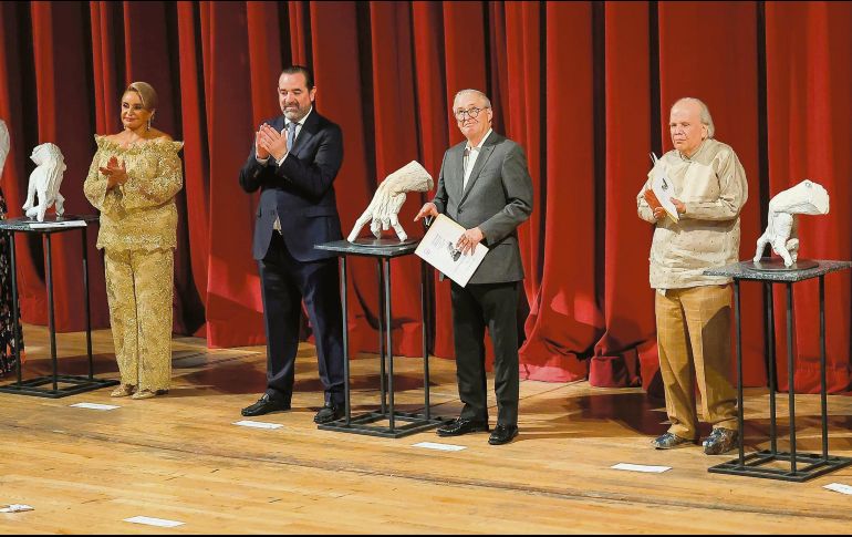 Lorenza Dipp, Marcelo Garciarce Muñiz, Enrique Ibarra Pedroza e Ismael Vargas posan desde el escenario del Degollado.  EL INFORMADOR/H. Figueroa