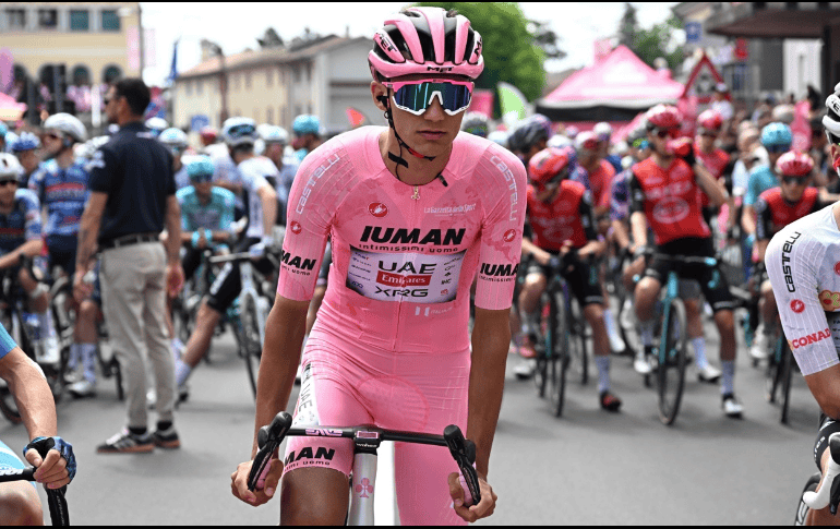 El ciclista mexicano Isaac Del Toro Romero del Uae Team Emirates Xrg con la camiseta rosa de líder de la general en la salida de la 15ª etapa del 108º Giro de Italia 2025. EFE/L. Zennaro