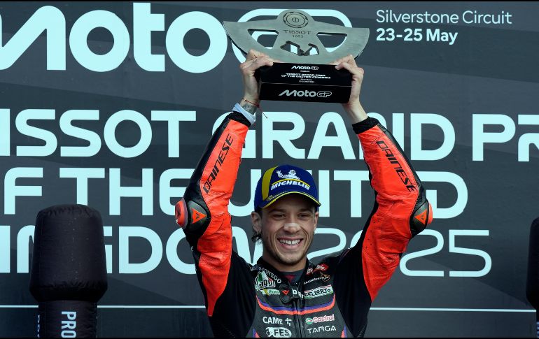 Bezzecchi le brindó a Aprilia un memorable triunfo en Silverstone y consiguió la primera victoria de la temporada. EFE/ T. KEETON.