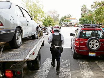 En la pasada administración, las sanciones contra funcionarios se concentraron en policías y agentes viales. Estos últimos, por pedir dinero a conductores para no ser llevados al corralón, principalmente. EL INFORMADOR/ Archivo