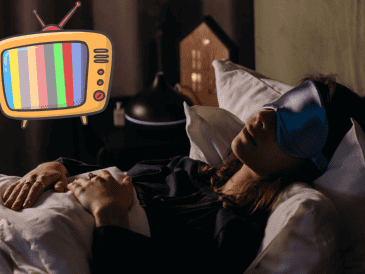 Aunque dormir con la televisión encendida pueda parecer inofensivo o incluso tranquilizador, es un hábito que puede perjudicar seriamente tu descanso y tu salud a largo plazo.  CANVA