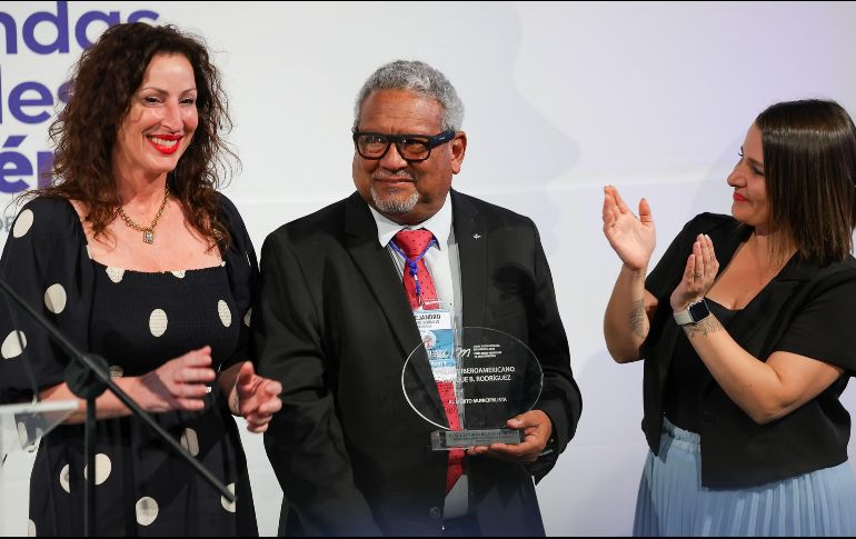 El municipalista nicaragüense Alejandro Bravo (al centro) recibió un reconocimiento por su trayectoria y aportaciones al ámbito local.. EL INFORMADOR/H. Figueroa