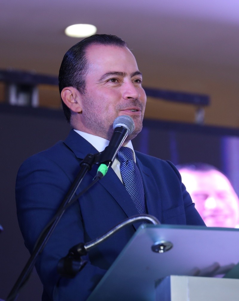  Maestro Ivan Ilich González Contreras ofrece un discurso durante la ceremonia. ESPECIAL