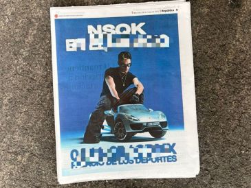 El artista publicó en sus redes sociales el diseño de una contraportada de un periódico nacional, donde se podía ver en toda la página el póster que anunciaba su próximo concierto en la ciudad. X/ @nsqkk