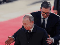 Rusia critica a su aliado Serbia por suministrar armas a Ucrania. AP Photo/D. Vojinovic.