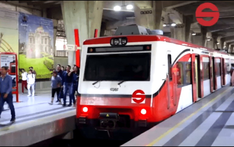 La interrupción ocurrió en uno de los horarios de mayor afluencia, lo que provocó acumulación de usuarios en estaciones clave. X / @Suburbanos