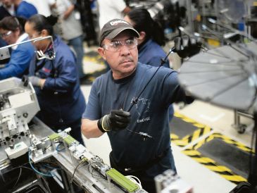 El Tribunal de Apelaciones permite de manera temporal los “aranceles recíprocos” que Trump aplicó a 185 países. Sin embargo, los impuestos a las importaciones de autos y autopartes no forman parte de esta controversia y siguen vigentes contra México. AFP