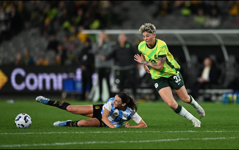 Fotografía de Michelle Heyman de la selección australiana (uniforme verde) en acción durante el primer encuentro amistoso entre Argentina y Australia. EFE / J. Ross