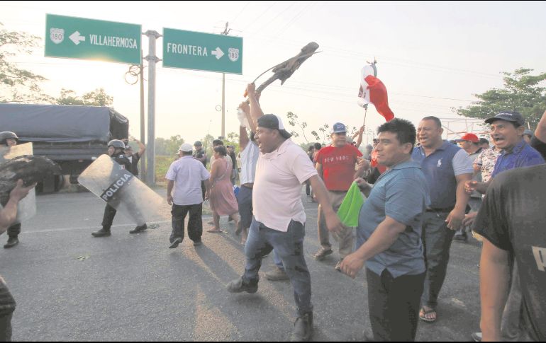 Elementos antimotines se enfrentaron a pobladores indígenas durante una protesta en la carretera federal Villahermosa-Frontera. EL UNIVERSAL