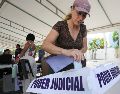 Ciudadanos emiten su voto a nivel nacional para elegir cargos del Poder Judicial. EFE / Alonso Cupul