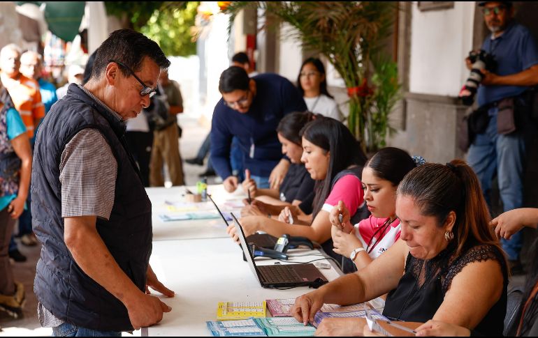 En los Portales de la presidencia municipal de Tonalá se esperan a los más de seis millones de votantes quienes podrán ejercer su voto hasta las seis de la tarde. EL INFORMADOR/ H. FIGUEROA