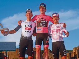 De izquierda a derecha: el mexicano Isaac del Toro logró el subcampeonato en el Giro de Italia 2025. Simon Yates se coronó campeón y Richard Carapaz ocupó el tercer lugar. AFP