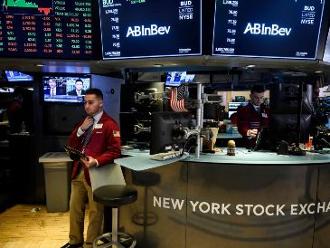 Así, al cerrar la Bolsa, el Dow Jones de Industriales cayó 0.22 %, para situarse en 42 mil 427 puntos, mientras que el tecnológico Nasdaq subía un 0.32 %, hasta 19.460 enteros y el selectivo S&P 500 registraba unas ganancias de un 0.01 %, hasta 5.970 unidades. AFP / ARCHIVO