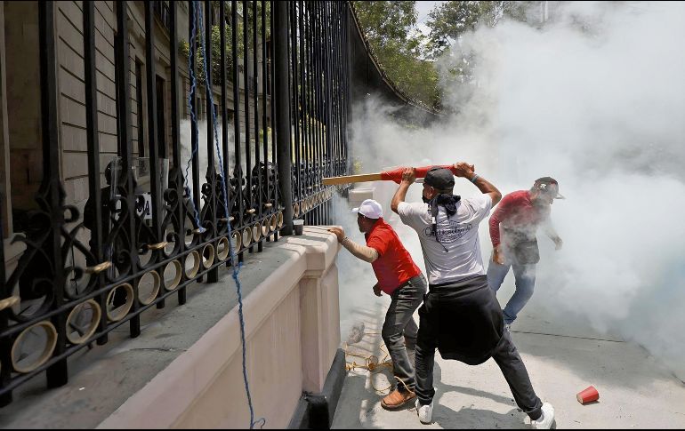 Maestros de Guerrero provocaron disturbios en el edificio de Bucareli. Fueron retirados con extintores. El Gobierno federal pidió diálogo y frenar las acciones violentas, pero las protestas seguirán en varios Estados del país. EL UNIVERSAL