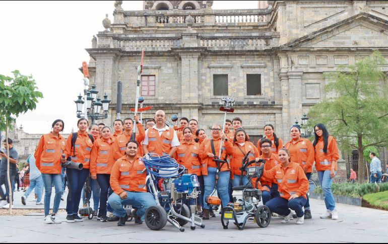 Los Escuadrones de la Limpieza inician en las comunidades Centro y Alameda; en total son 11 equipos y trabajarán en todo el municipio. ESPECIAL/Gobierno de Guadalajara