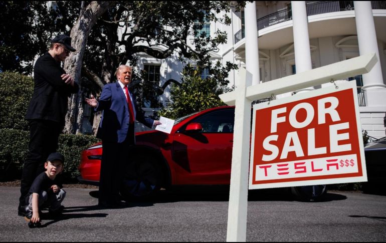 Donald Trump estaría buscando desacerse del Tesla que compró a Musk en marzo; incluso podría regalarlo. EFE / ARCHIVO