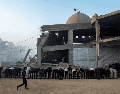 Personas rezan durante el Eid al-Adha afuera de una mezquita destruida en Gaza. EFE / Haitham Imad