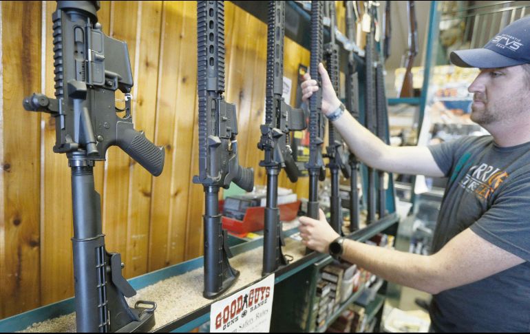 México pide un mayor rigor en el control de ventas que hacen las armerías de EU cercanas a la frontera con nuestro país. AFP