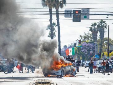 Los Ángeles. Por segundo día consecutivo, las autoridades realizaron detenciones de migrantes en centros de trabajo, detonando la reacción de vecinos y trabajadores contra la Policía. AFP