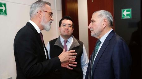 Salvador Caro Cabrera se ha desempeñado como diputado federal y local. En la imagen, dialoga con el senador Adán Augusto López, quien lo impulsó en el nuevo cargo. ESPECIAL