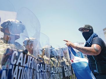 La intensidad de las protestas requirió de medidas duras de Donald Trump. AP