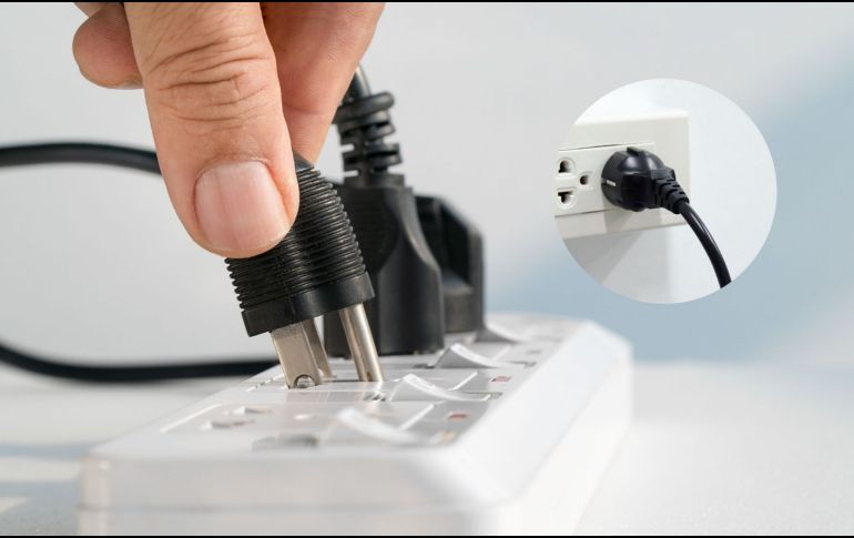 Aunque una chispa ocasional y leve puede ser inofensiva, también puede ser una advertencia temprana de un problema eléctrico más grave. CANVA